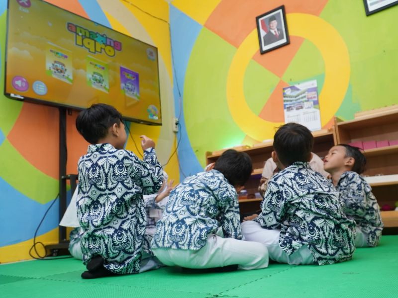 The best of people are those who study the Koran and practice it