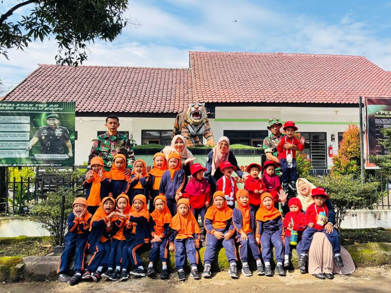Anak-Anak PG-TK Darul Hikam 2 Mengenal Profesi Tentara Melalui Kegiatan BLA Temu Profesi