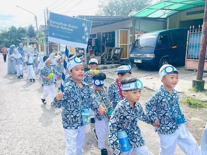 Sambut Ramadan, Siswa PG-TK Darul Hikam 2 Pawai dan Berbagi dengan Masyarakat