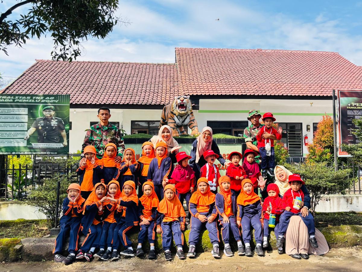 Anak-Anak PG-TK Darul Hikam 2 Mengenal Profesi Tentara Melalui Kegiatan BLA Temu Profesi